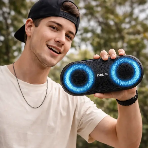 Speaker Aiwa AWS-SP-01 preto com acabamento elegante em sala de estar.