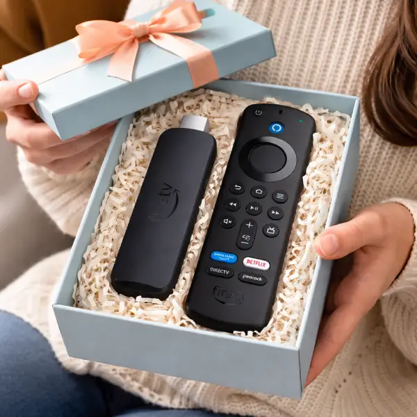 Amazon Fire Stick 4K Wi-Fi 6 com comando de voz inteligente.