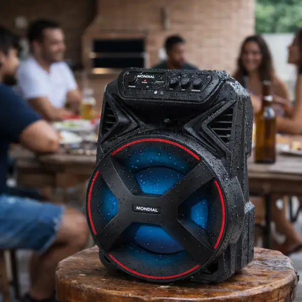 Caixa amplificada Mondial CM-250 preta com painel de controle frontal.