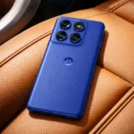 Motorola Edge 60 Pro 5G azul com tela Quad-curve e ultrarresistência militar IP69.