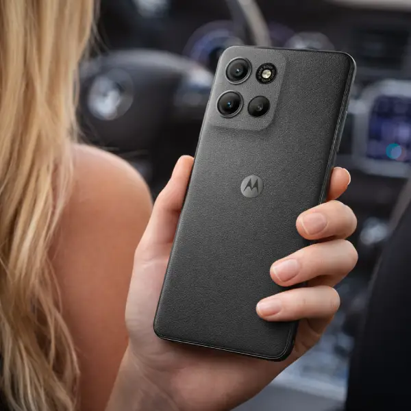 Celular Motorola Moto G15 grafite com tela FHD+ de 6.7 polegadas e Night Vision.